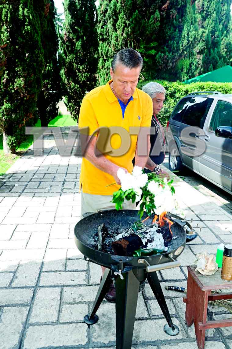 Alfredo Adame se hace una limpia contra las malas vibras