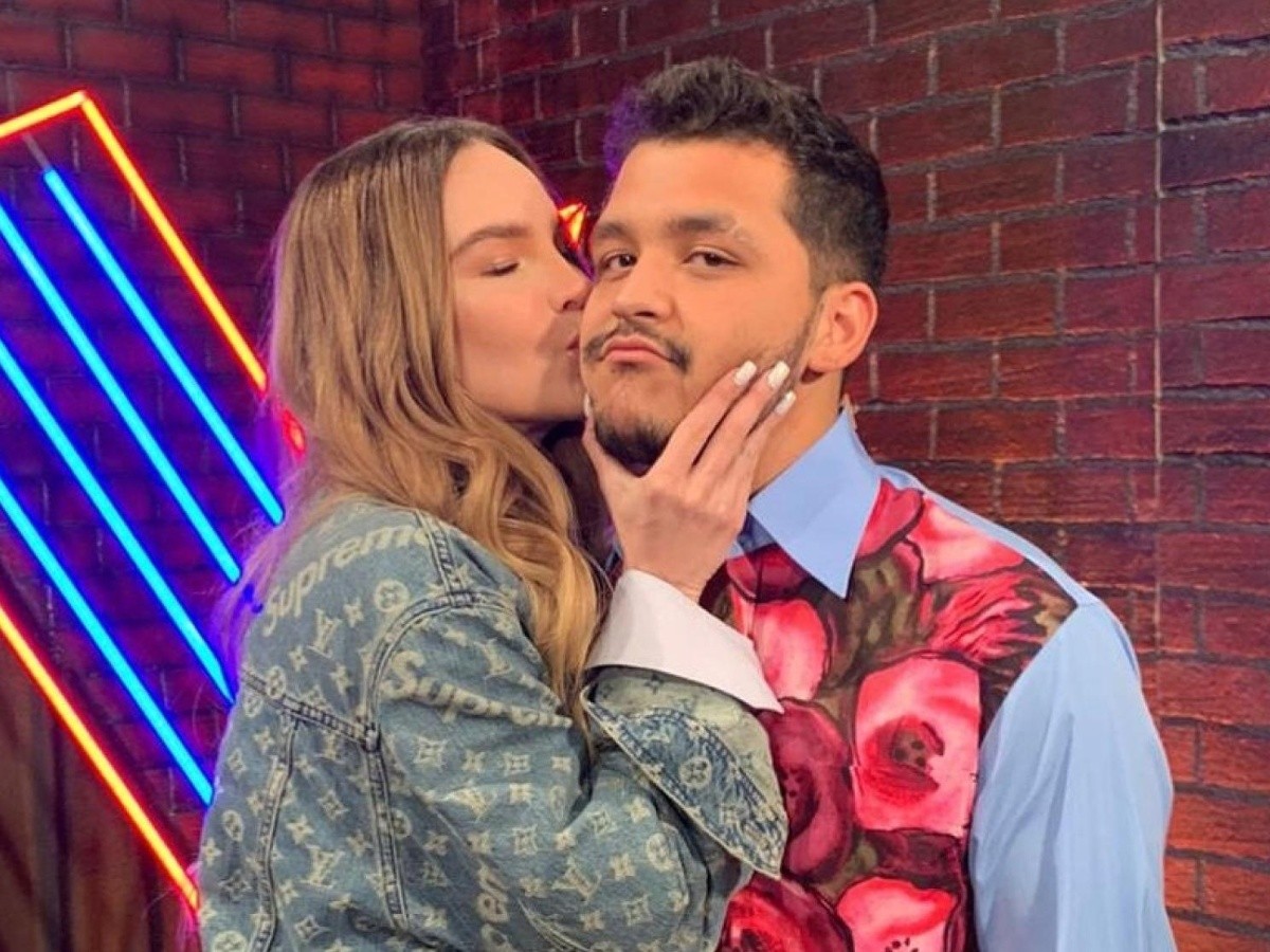 Tachan de falso beso de Belinda y Nodal y ahora su amor está en duda