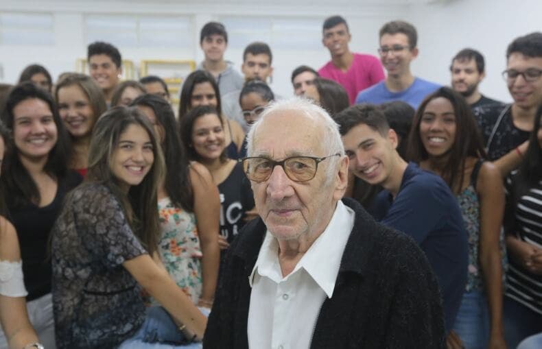 Abuelo 92 años toma clases en línea ser arquitecto