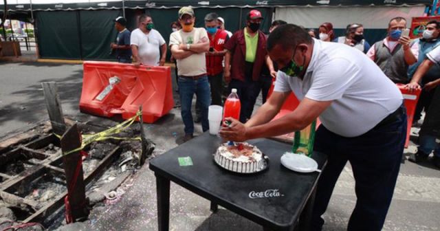 Celebran el aniversario de un bache tremendo en CDMX