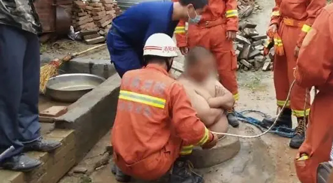 Hombre se salvó de caer a pozo gracias a su panza