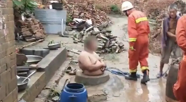 Hombre se salvó de caer a pozo gracias a su panza