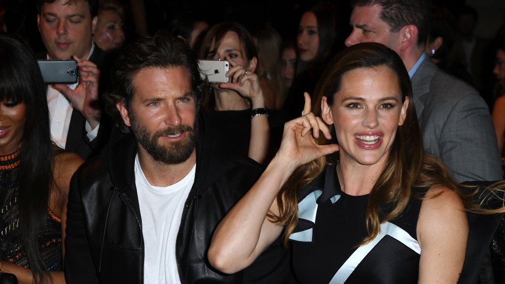 Lágrimas de Lady Gaga: Captan a Bradley Cooper acaramelado con Jennifer Garner en la playa