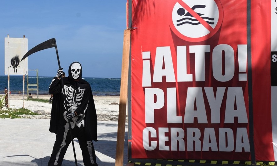 La Muerte se pasea en la playa para recordar el coronavirus