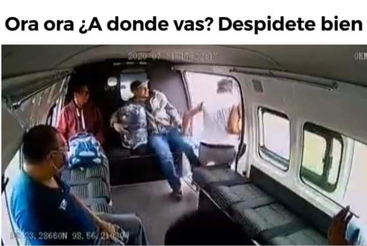 Pasajeros golpean ratero en combi México y crean memes