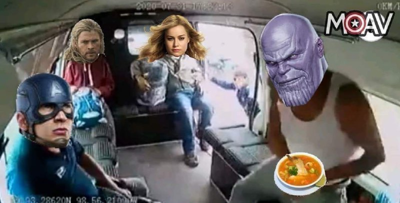 Pasajeros golpean asaltante en combi y crean memes