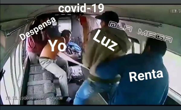 Pasajeros golpean asaltante en combi y crean memes