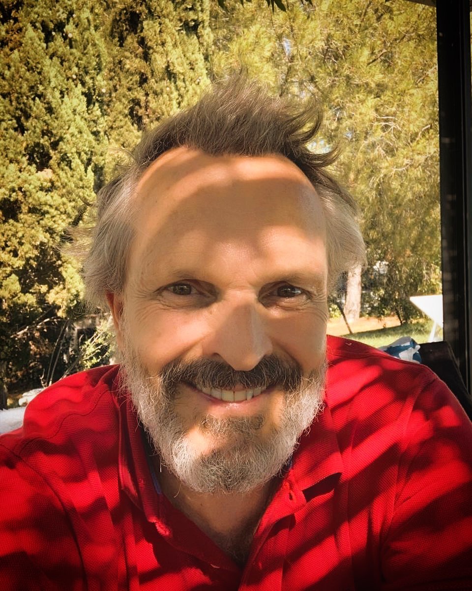 Miguel Bosé dice que sí exista la Covid y se retracta