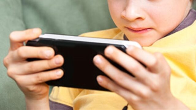 Muere un niño electrocutado al jugar con su celular