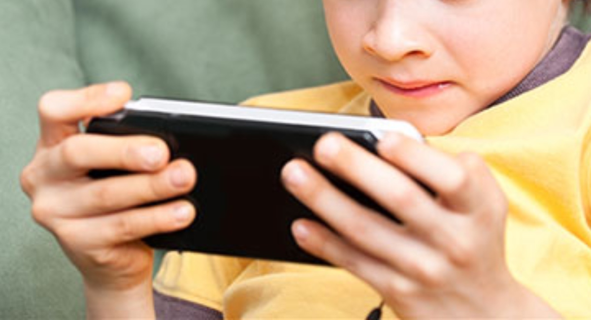 Muere un niño electrocutado al jugar con su celular