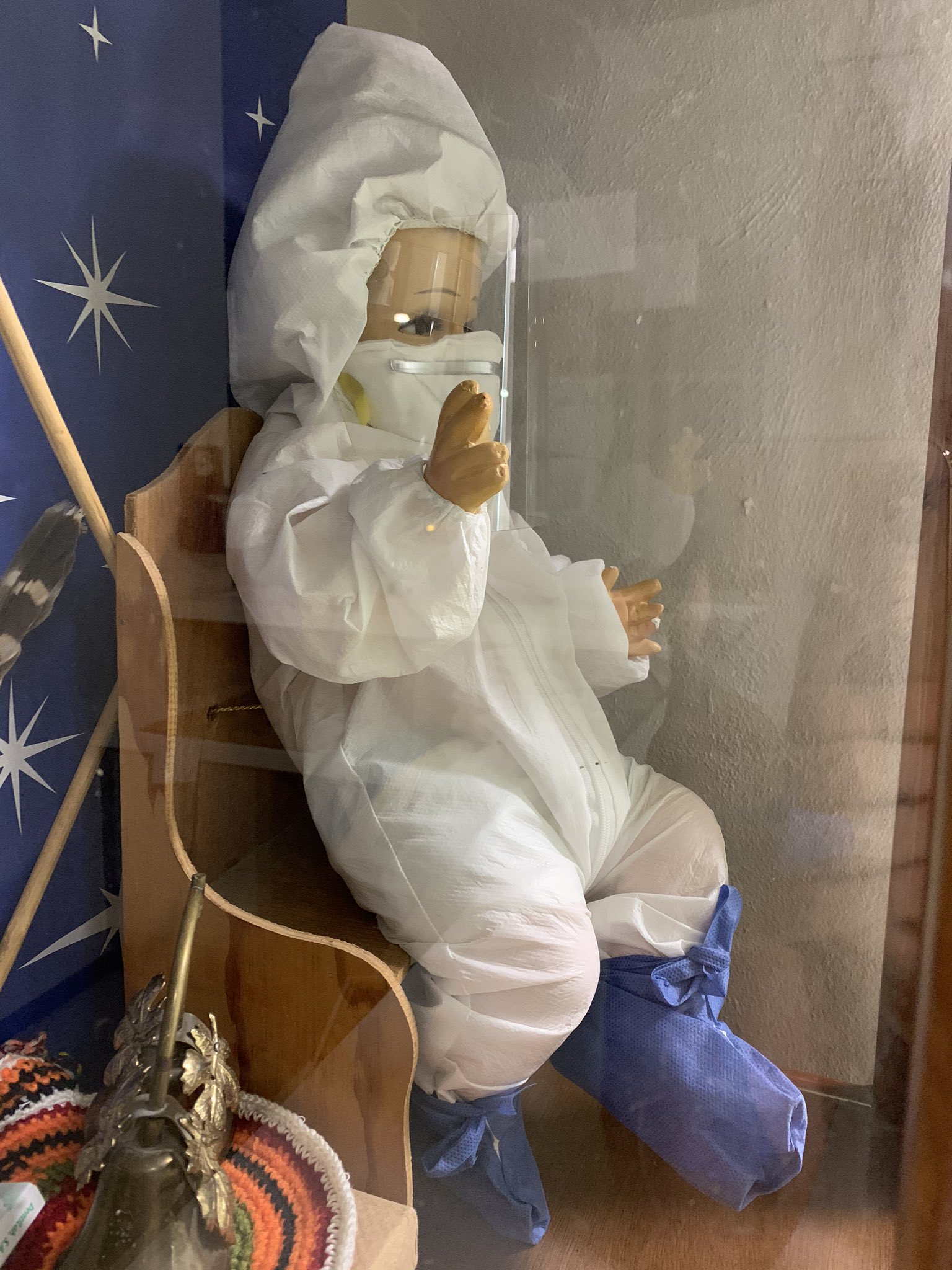 Visten a Niño dios para protegerlo de Covid y coronavirus