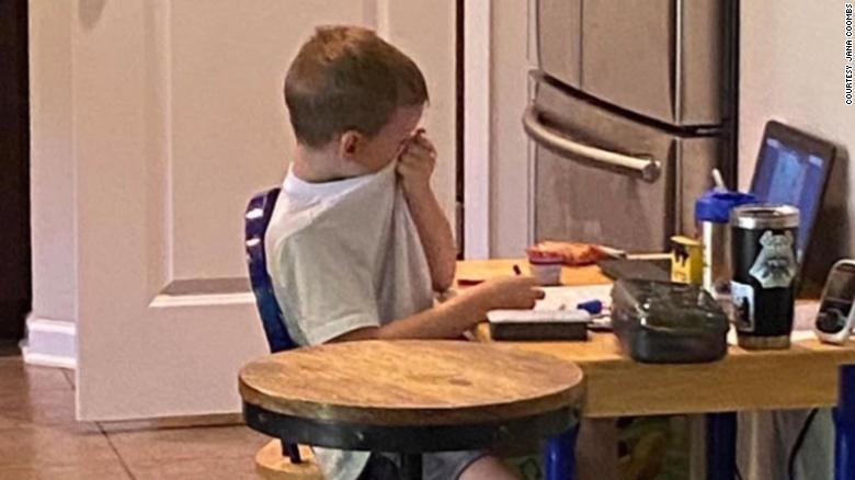 Niño de kinder llora porque no entiende sus clases en línea