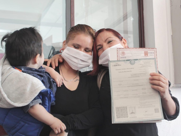 Registran en Morelos al primer bebito de familia homoparental después de un año de trámites