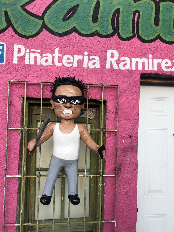 Crean piñata del asaltante de la combi... también le pegaron