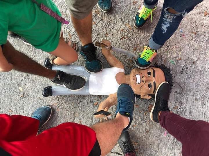 Crean piñata del asaltante de la combi... también le pegaron