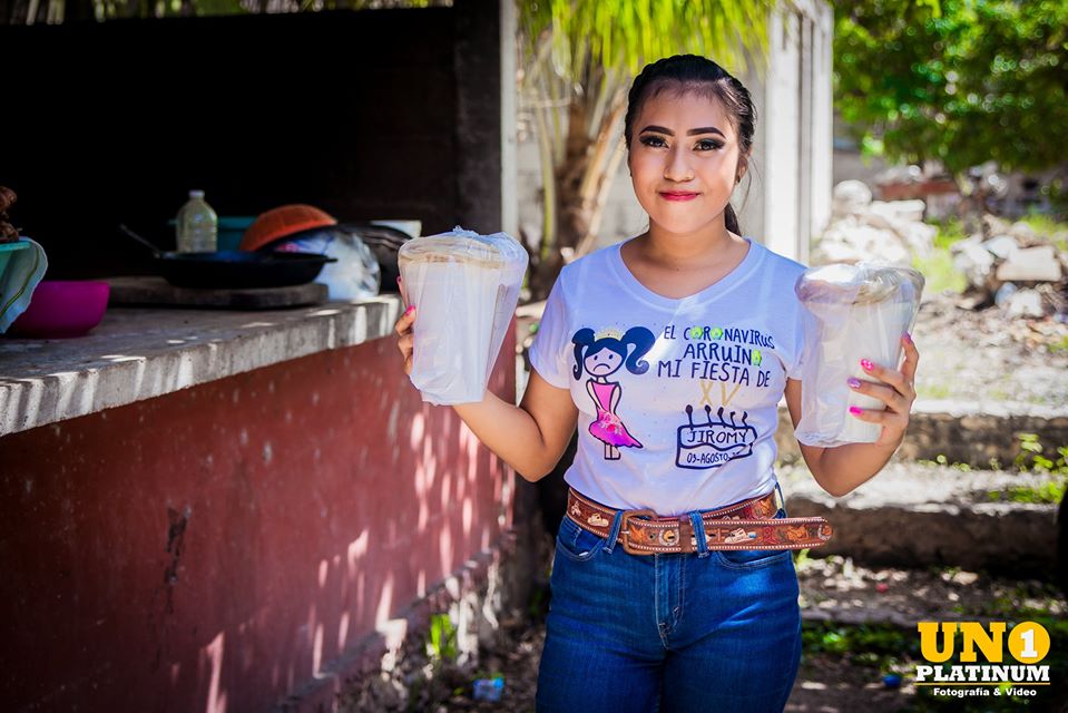 Quinceañera usa dinero de su fiesta para ayudar a personas