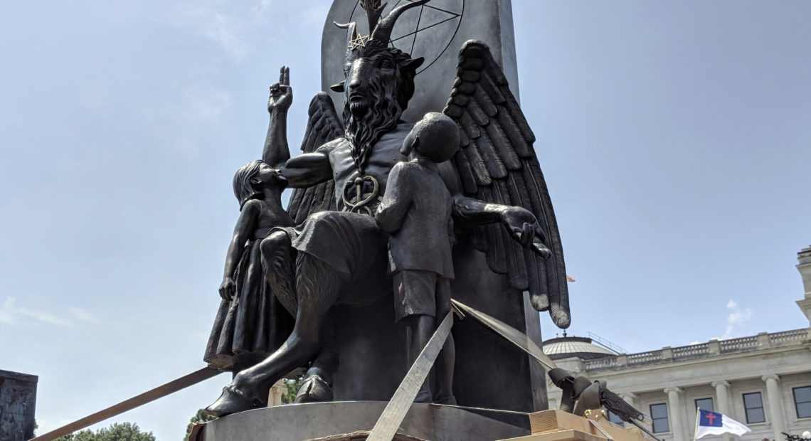 Templo satánico ofrece becas a universitarios del diablo