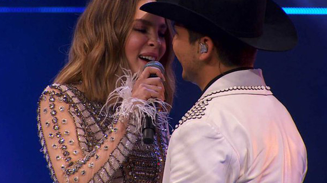 Belinda le lleva tonelada de regalos a Christian Nodal para mostrar su amor