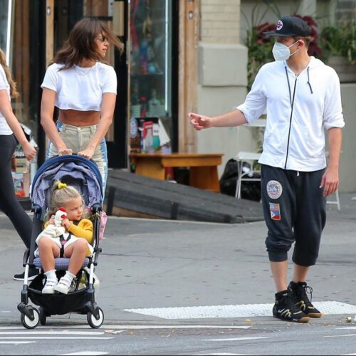 Bradley Cooper e Irina Shayk son fotografiados muy cariñosos paseando a su hija
