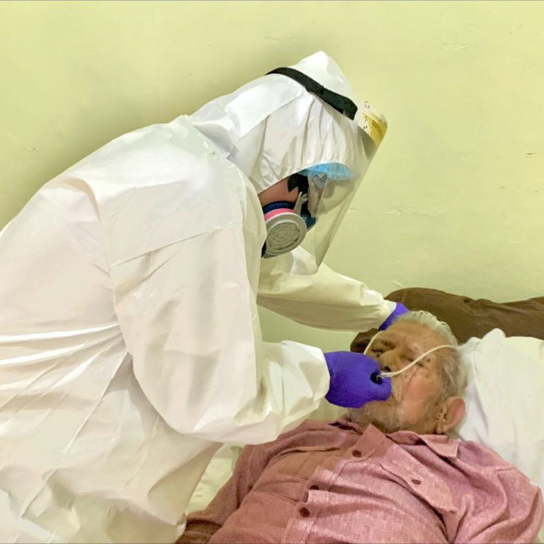 Abuelito de 106 años vence al Covid-19 y es dado de alta en el hospital