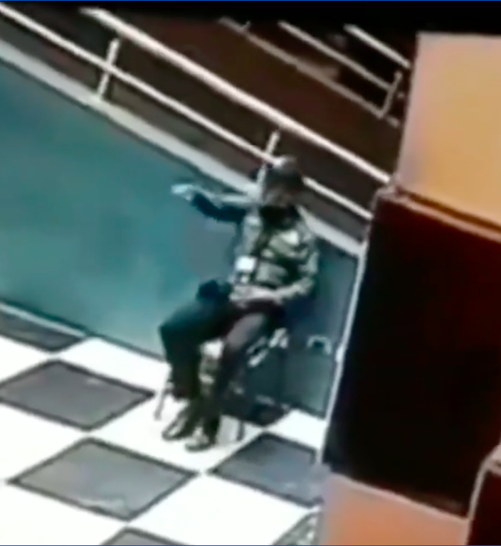 Fantasma se presenta en su trabajo a despedirse de su amigo