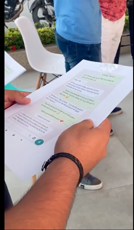 Joven imprime conversación de infiel