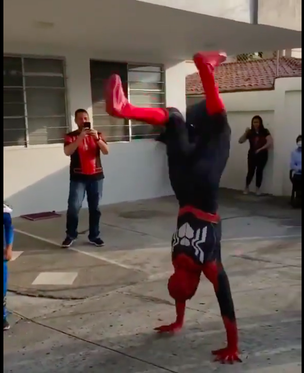  Spider-man se hace viral por llegar a fiesta infantil a bailar cumbias