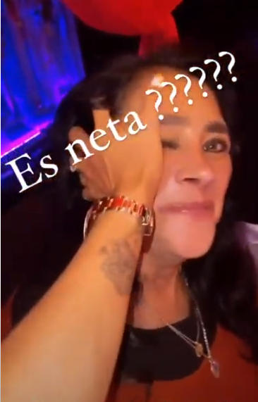 Bárbara de Regil regaña a su mamá por comer pastel