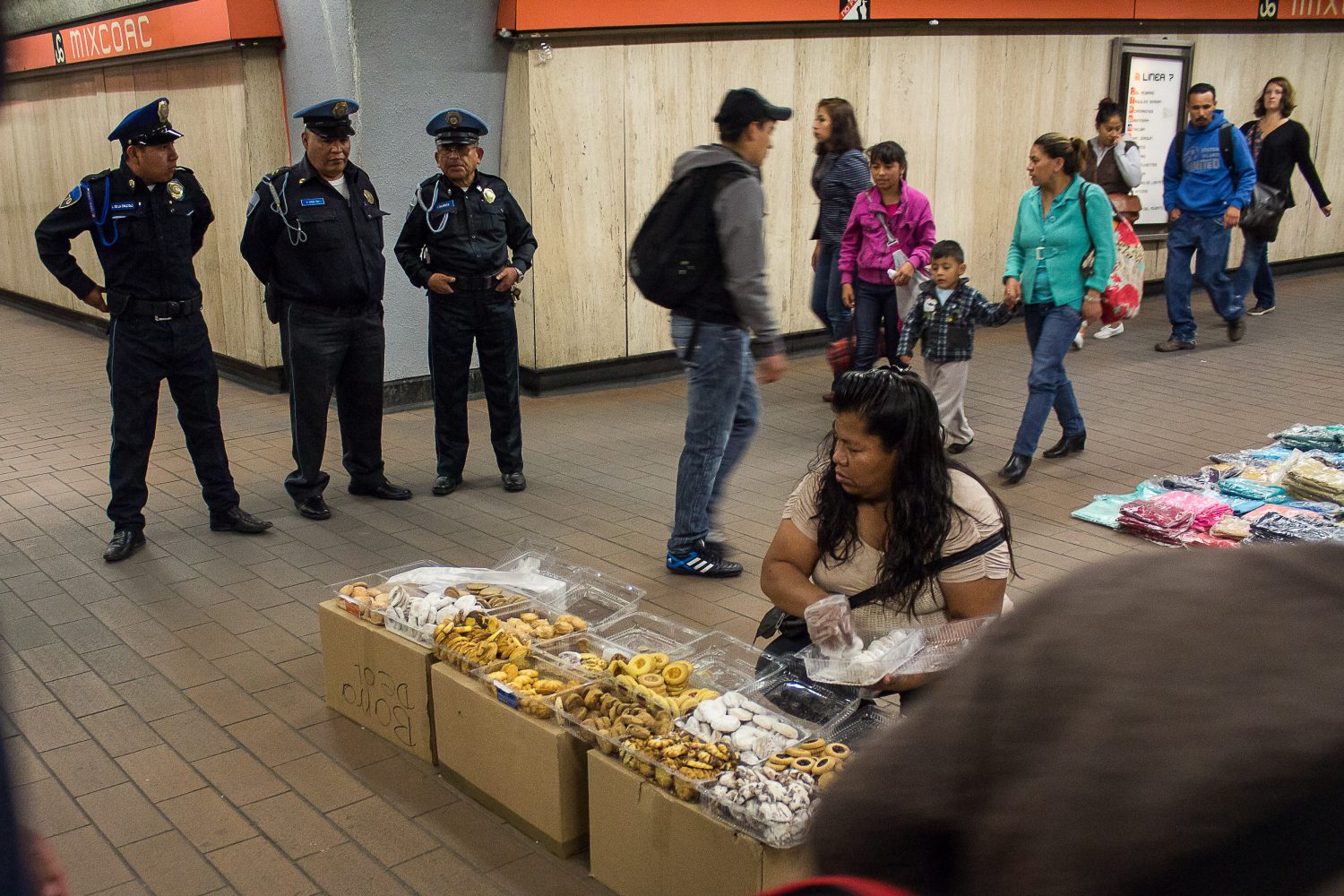 Conoce la verdad detrás de las detenciones a vendedores de Internet en el Metro