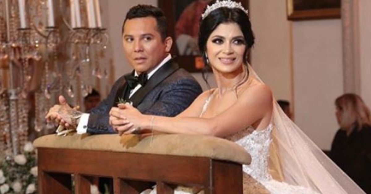 Kimberly Flores y Edwin Luna en su boda