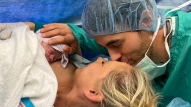 Enrique Iglesias y Anna Kournikova con su hija