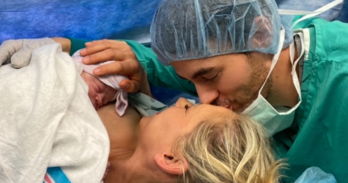 Enrique Iglesias y Anna Kournikova con su hija