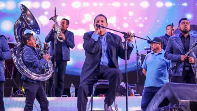 Julio Preciado cantaba en una boda en Coahuila y la policía la suspende