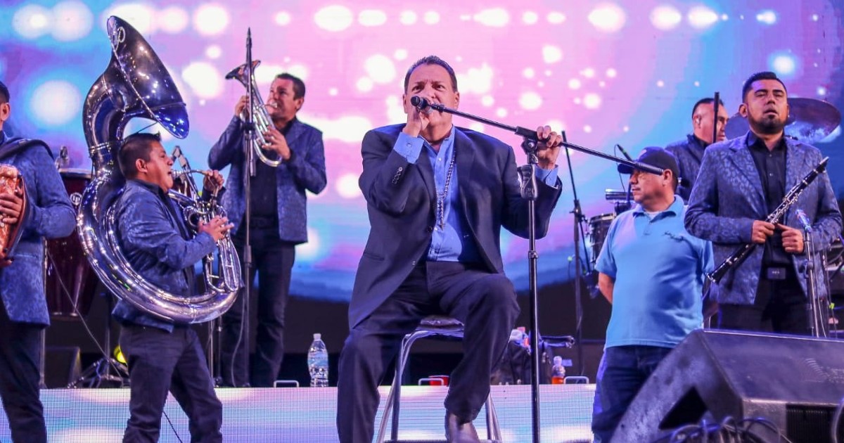 Julio Preciado cantaba en una boda en Coahuila y la policía la suspende