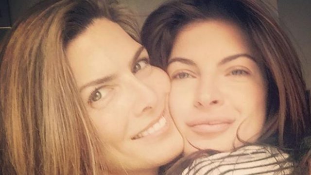 Montserrat Oliver presume beso con su esposa
