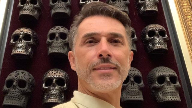 Sergio Mayer es mordido por una serpiente y lo sube a instagram