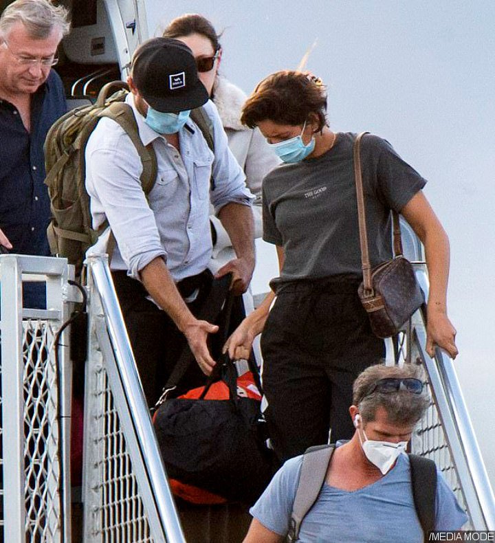 Zac Efron y su nueva novia llegando a Australia