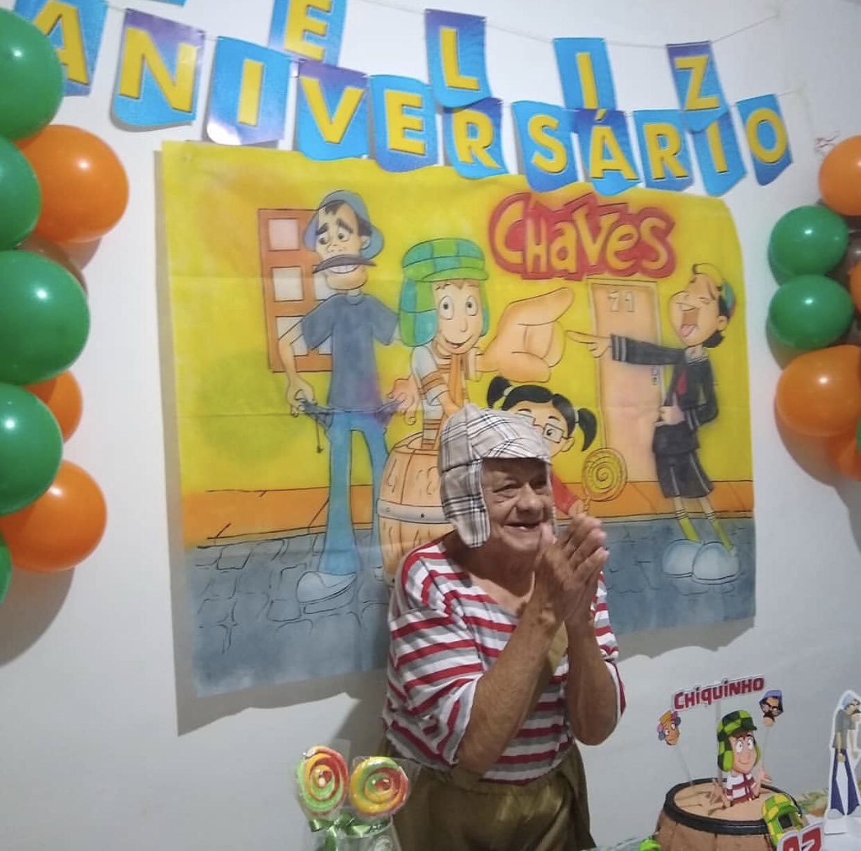 Abuelo organiza su propia fiesta con temática de 'El chavo del 8'