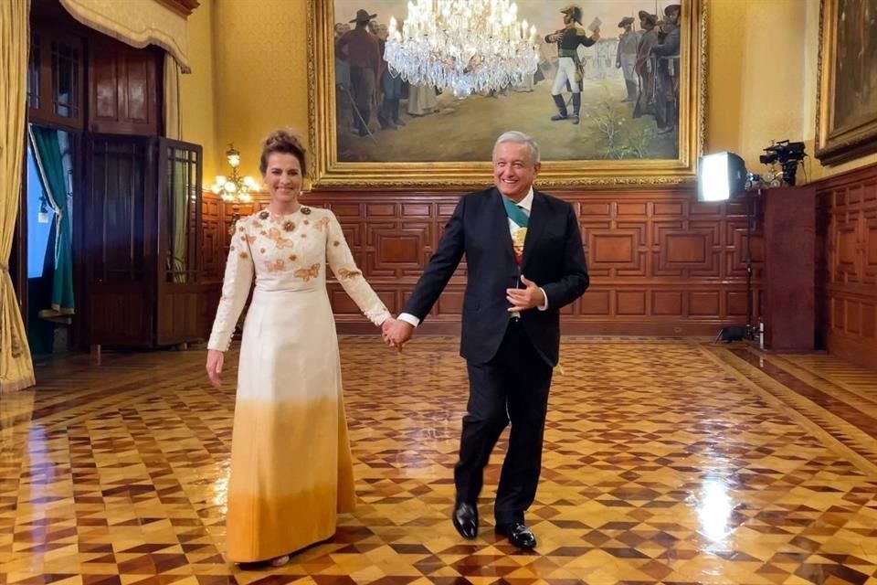 Beatriz Gutiérrez es criticada por su vestido el Grito de Independencia, aunque su diseño es mexicano