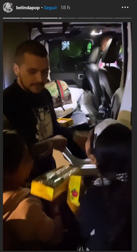 Nodal y Belinda compran todos sus dulces a niños que venden en la calle