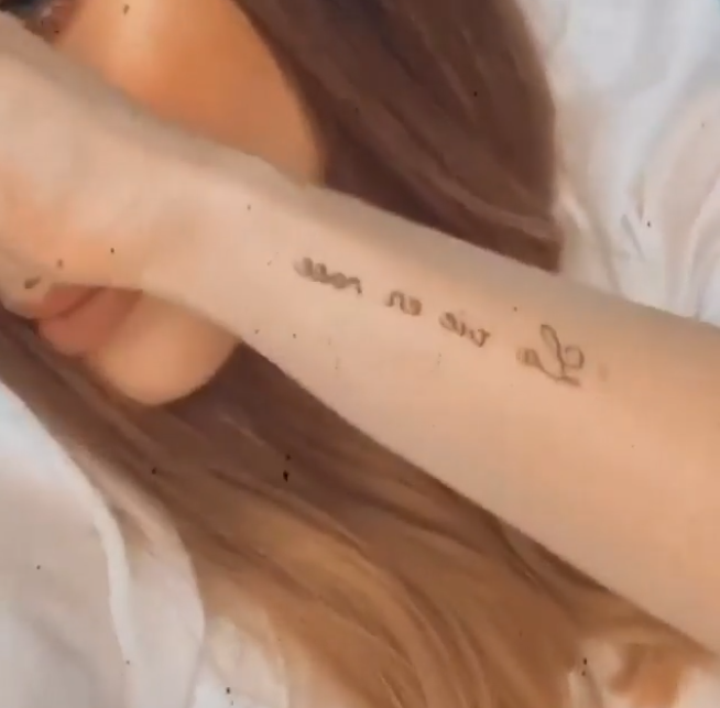 Belinda presume un nuevo tatuaje en el antebrazo y le hace la competencia a Nodal