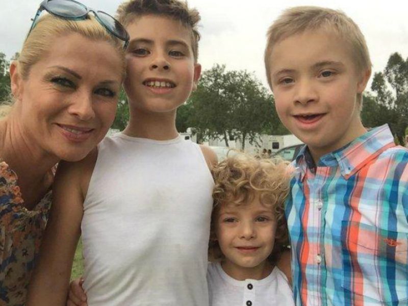 Felicitan a Leticia Calderón por ser una mujer que trapea su casa