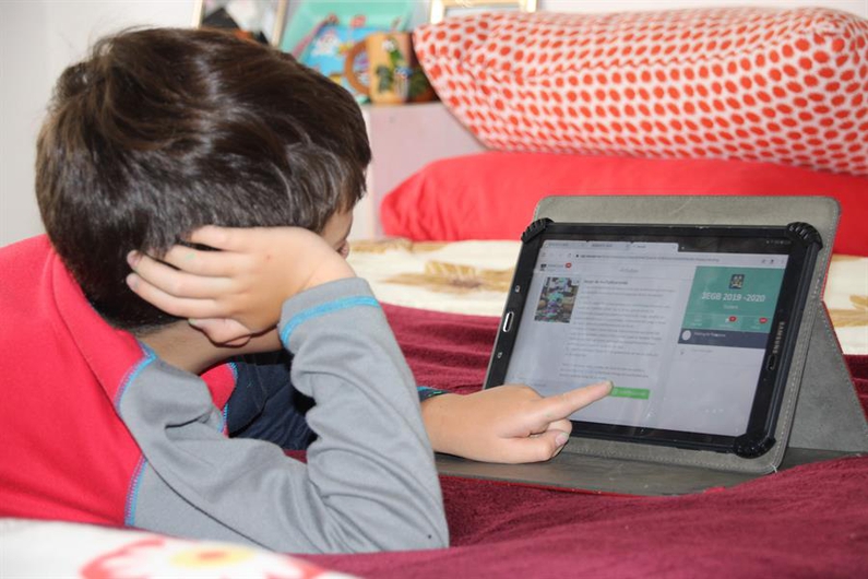 Alumno tomando clases virtuales