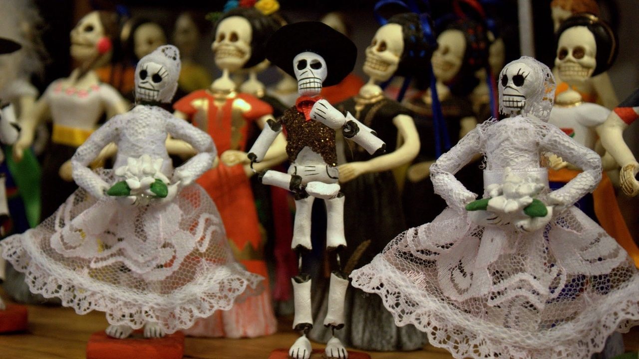DÃ­a de Muertos y Halloween: Tradiciones cortadas con la misma tijera