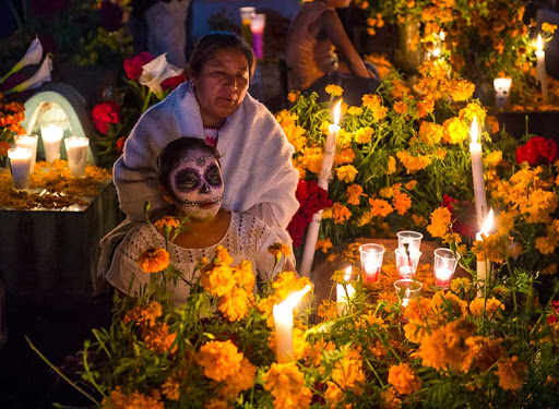 DÃ­a de Muertos y Halloween: Tradiciones cortadas con la misma tijera
