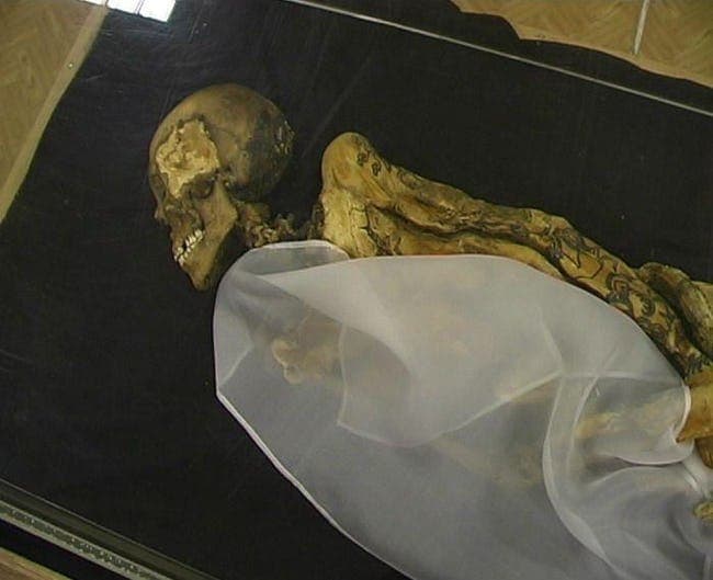 Encuentran momia de hace 2,500 años con tatuajes y una bolsa de marihuana