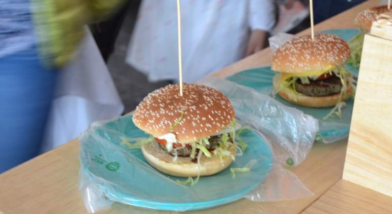 Violeta Isfel abre local de hamburguesas y su hijo debuta como cantante en la inauguración