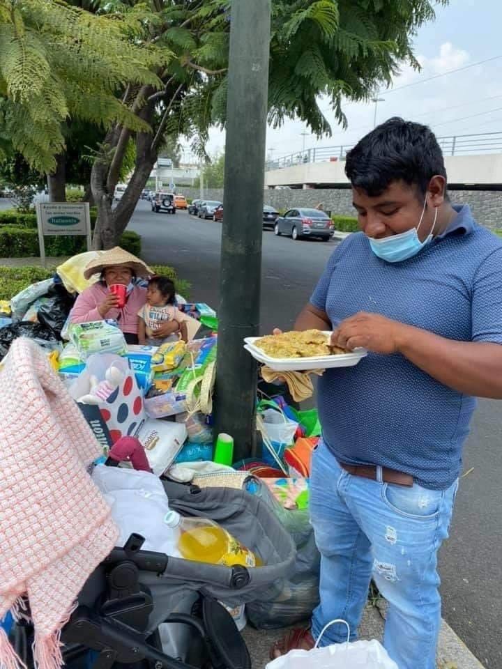 Hombre cambia artesanías por comida para su bebé y se llena de ayuda