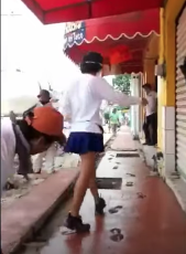 Aparece Lady Banqueta y arruina el cemento fresco de trabajadores albañiles
