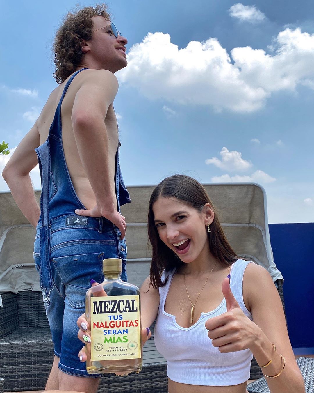 Destrozan a Luisito Comunica por publicar foto con su novia y el mezcal 